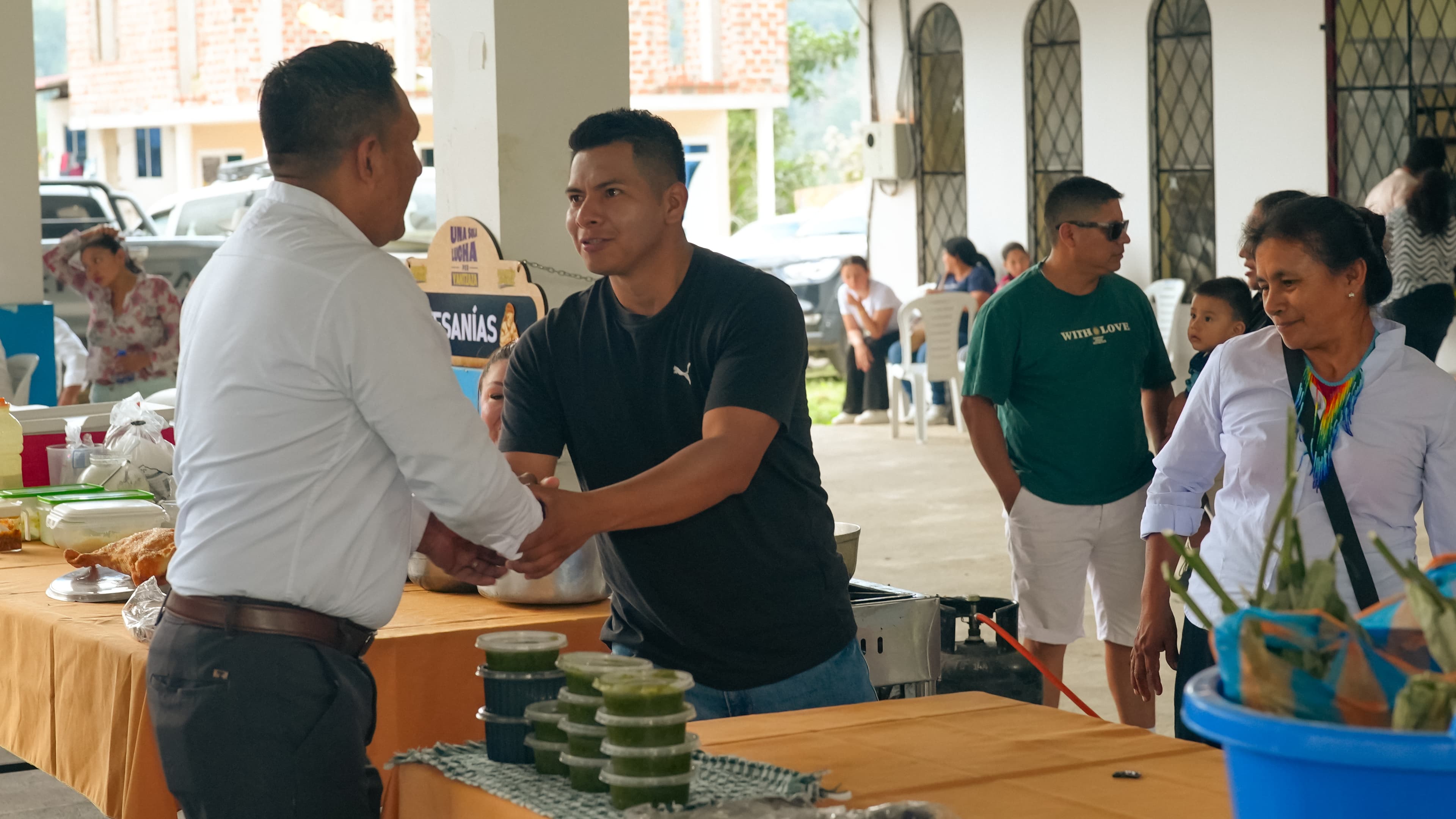 Martín Jiménez saludando a comerciantes en una feria de artesanías